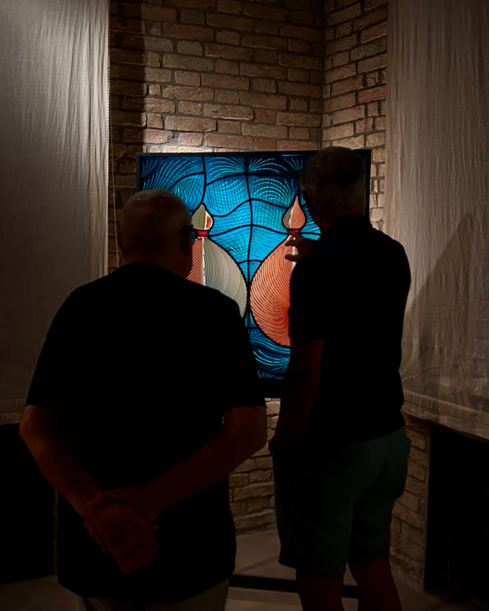 The Maestro steps into Layers of Light.
The new exhibition by the Lino Tagliapietra Foundation for @theveniceglassweek 2026 explores the moment when glass meets light, where reflections become form and silhouettes emerge from shadow.
→ Book your visit at the link in bio
• Preview opening: 1–11 September 2026
• Official opening: 12 September 2026
• The exhibition will remain open until 31 October 2026
Visits are by reservation only.
Fondamenta Serenella 15/B
Murano, Venice
•
Il Maestro visita Layers of Light.
La nuova mostra della Fondazione Lino Tagliapietra in occasione della @theveniceglassweek 2026 esplora l'incontro tra vetro e luce, dove i riflessi diventano forma e i profili emergono dall'ombra.
→ Prenota la tua visita al link in bio
• Anteprima: 1–11 settembre 2026
• Inaugurazione ufficiale: 12 settembre 2026
• La mostra resterà aperta fino al 31 ottobre 2026
Layers of Light si potrà visitare esclusivamente su prenotazione.
Fondamenta Serenella 15/B
Murano, Venezia
#LinoTagliapietra #Glassblowing #glassartist #MuranoGlass #theveniceglassweek