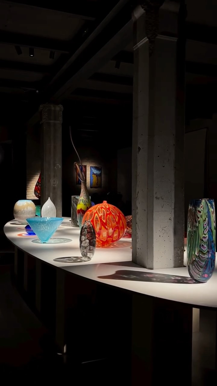 Layers of Light, revealed.
Explore the moment when glass meets light, where reflections become form and silhouettes emerge from shadow.
→ Book your visit on our website at the link in bio
The exhibition will remain open until 31 October 2026. Visits are by reservation only.
Fondamenta Serenella 15/B
Murano, Venice
Exhibition by the Lino Tagliapietra Foundation, part of @theveniceglassweek 2026.
•
Layers of Light si svela.
Esplora l’incontro tra vetro e luce, dove i riflessi diventano forma e i profili emergono dall’ombra.
→ Prenota la tua visita sul nostro sito al link in bio
La mostra sarà aperta fino al 31 ottobre 2026, visitabile esclusivamente su prenotazione.
Fondamenta Serenella 15/B
Murano, Venezia
Mostra a cura della Fondazione Lino Tagliapietra, nel contesto della @theveniceglassweek 2026.
#LinoTagliapietra #Glassblowing #glassartist #MuranoGlass #theveniceglassweek
